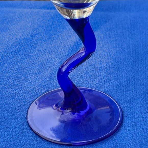 Memphis style zigzag wine glasses with cobalt blue base. - Picture 3 of 5